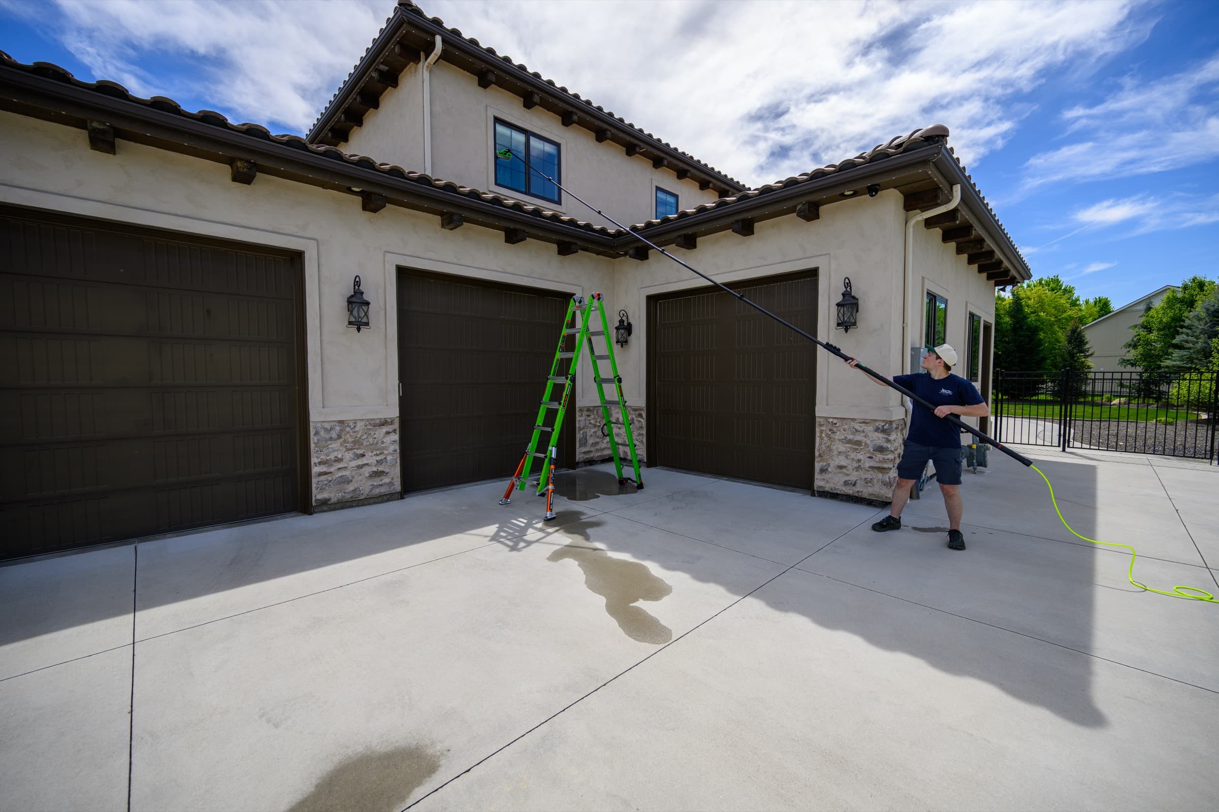 Window cleaner using a pure-water pole on a Treasure Valley home